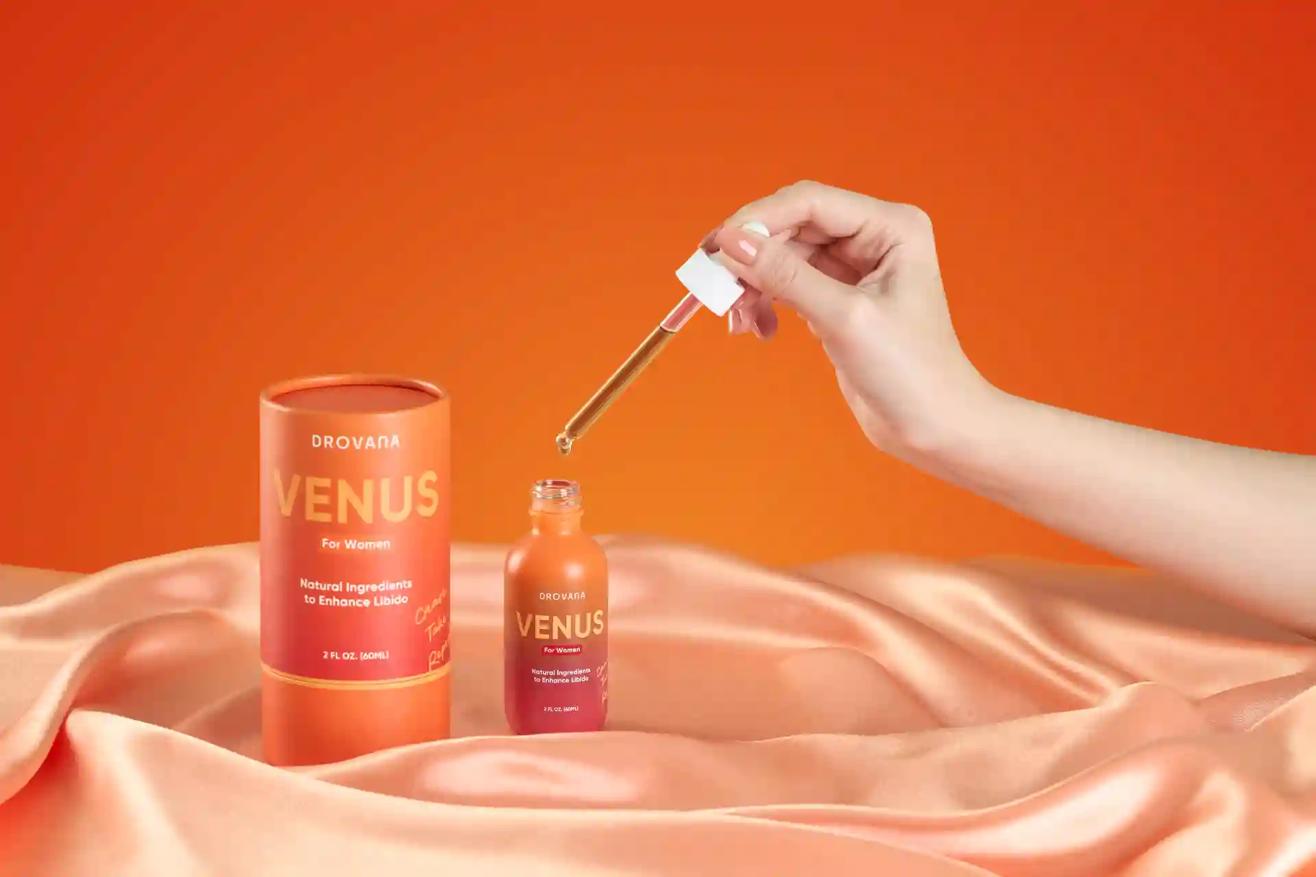 אישה מחזיקה DROVANA VENUS
